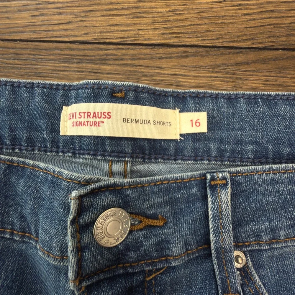 Signature by Levi Strauss & Co Womens Blue Bermuda Denim Shorts Size 16 W33